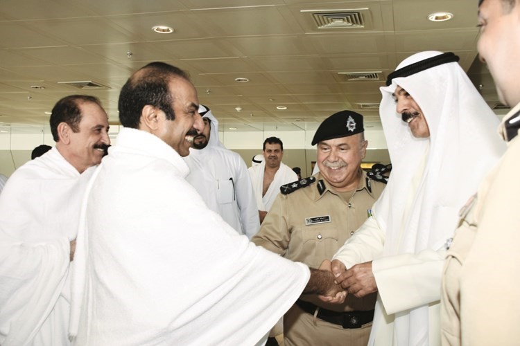 الشيخ محمد الخالد مصافحا اللواءين عبدالله المهنا واديب سويدان قبيل مغادرتهما الىالاراضي المقدسة ﻿