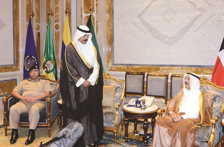نائب رئيس الوزراء ووزير الداخلية الشيخ محمد الخالد متحدثا الى سمو الامير ويبدو الفريق سليمان الفهد