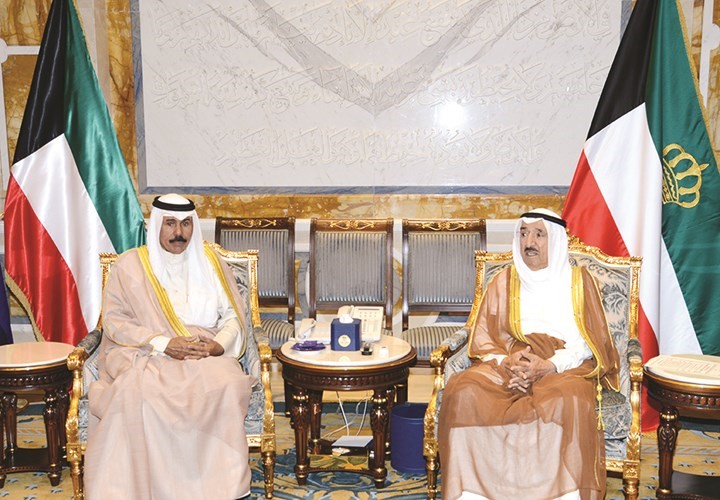 صاحب السمو الامير الشيخ صباح الاحمد خلال استقباله سمو ولي العهد الشيخ نواف الاحمد