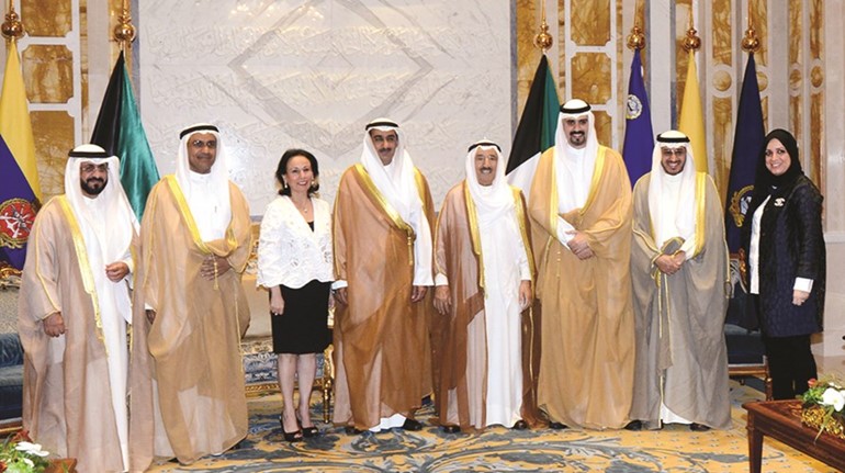 صاحب السمو الامير الشيخ صباح الاحمد متوسطا وزير التجارة والصناعة رئيس مجلس ادارة هيئة تشجيع الاستثمار المباشر ديوسف العلي ومدير عام الهيئة الشيخ دمشعل جابر الاحمد واعضاء الهيئة