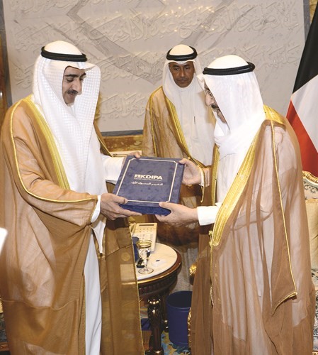صاحب السمو الامير يتسلم التقرير السنوي الاول لاعمال هيئة الاستثمار