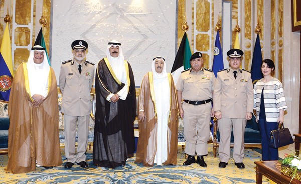 صاحب السمو الامير الشيخ صباح الاحمد لدى استقباله الشيخ محمد الخالد والفريق سليمان الفهد واللواء دفهد الدوسري واللواء اسعد الرويح والمدعي العام جمال الريش والمدعي العام فارعة اسد عمادي