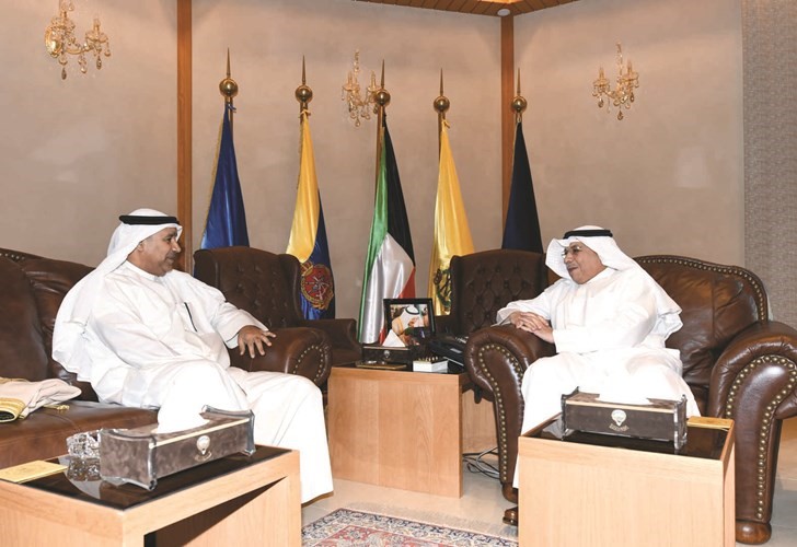 نائب رئيس الوزراء ووزير الدفاع الشيخ خالد الجراح مسقبلا السفير بسام القبندي