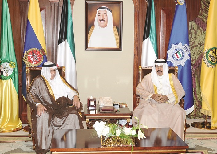 سمو ولي العهد الشيخ نواف الاحمد مستقبلا نائب رئيس الوزراء ووزير الدفاع الشيخ خالد الجراح