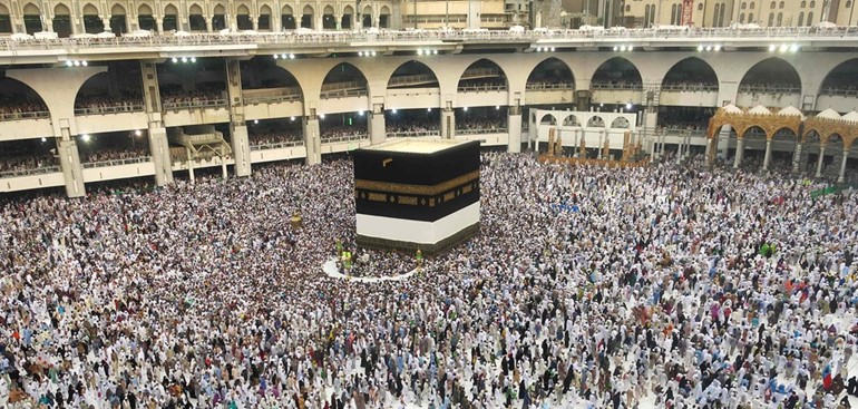 جانب من طواف عشرات الالاف من الحجاج حول الكعبة المشرفة امس الاول ا ف پ
