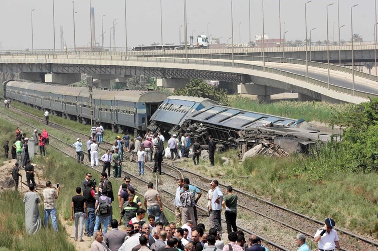 لقطة تظهر انقلاب العربات الثلاث الاولى من قطار الصعيد قرب العياط 	افپ﻿