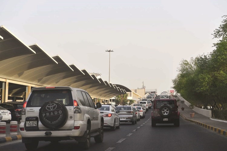 طابور من المركبات في مدخل المغادرين بمطار الكويت الدولي امس وفي الاطار ازدحام امام بوابات الدخول	 قاسم باشا﻿