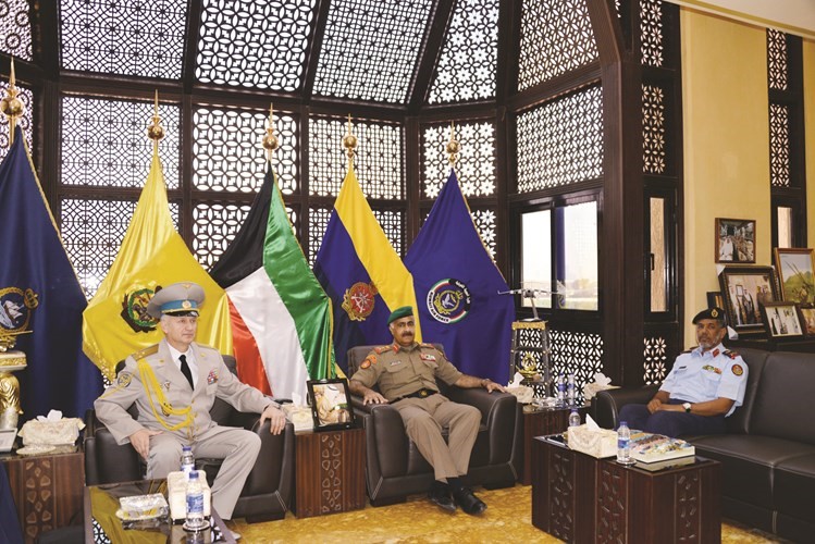 الفريق الركن محمد الخضر خلال لقائه الملحق العسكري الاوكراني العقيد سيرجي روجيتسكي 