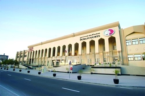 خليجي يستدرج زميلته الأوروبية إلى العشاء لينتهك عرضها في أحد مراعي الابل 