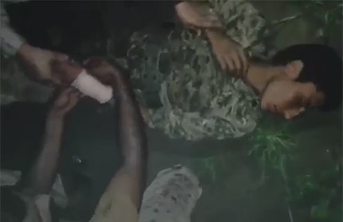 بالفيديو.. كيف تعامل الجنود السعوديون مع الأسرى الحوثيين