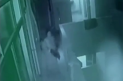 فيديو.. امرأة تلقي بابن أختها المولود حديثاً من شرفة المستشفى 