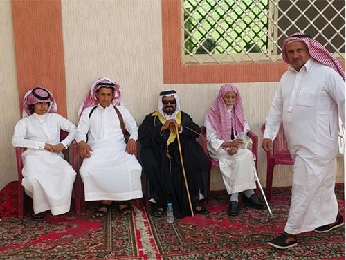 بالصور.. سعودي ثمانيني يتزوج للمرة الأولى ويفارق العزوبية