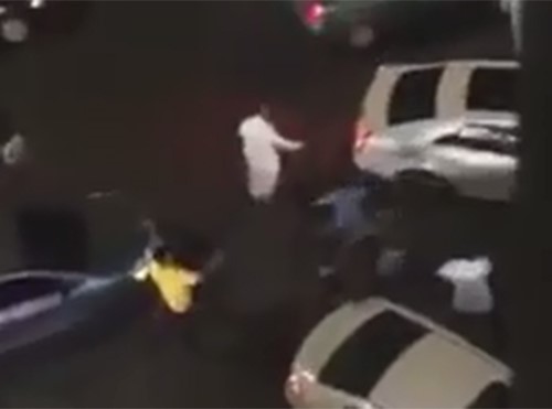 بالفيديو.. هوشة "چايدة" بالعصي بين مجموعة شباب في السعودية 