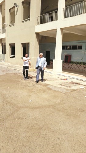 دبدر العيسى خلال الجولة في احدى مدارس العاصمة