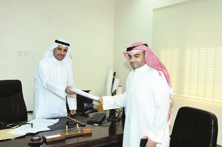 معبدالله العفاسي يسلم موقع تجميع الاطارات المستعملة لممثل الهيئة العامة للصناعة م خالد الشاطر﻿