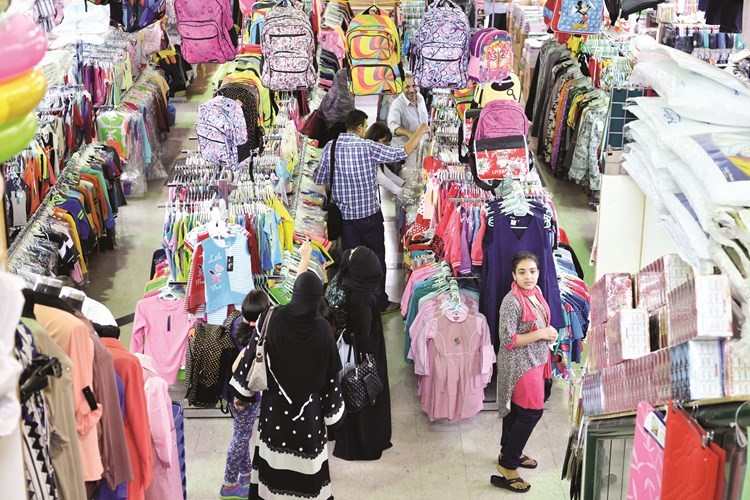 قبل العيد.. العائلات تتلمس التنزيلات بحثاً عن البهجة
