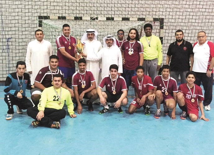 لاعبو النصر مع كاس البطولة﻿
