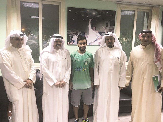 احمد يونس مع ادارة العربي بعد توقيع العقد﻿