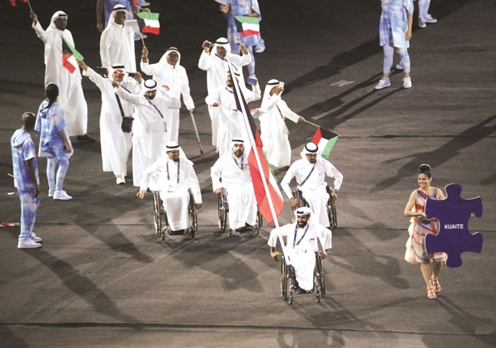 الوفد الكويتي خلال طابور العرض حاملا العلم الكويتي ﻿