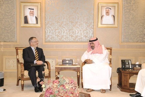  الشيخ ثامر العلي مستقبلا السفير البريطاني ماثيو لودج﻿