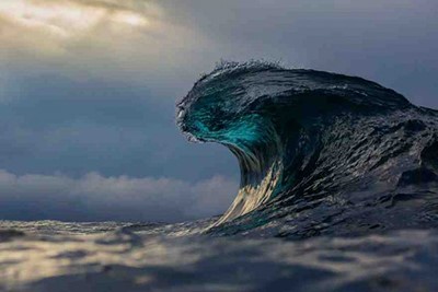مصور أسترالي يلتقط مشاهد رائعة لأمواج البحار على مدار 6 سنوات