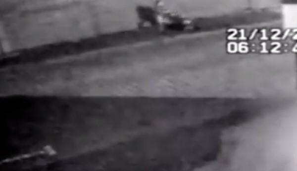 بالفيديو.. لص يسحل امرأة في الشارع ويهددها بالقتل