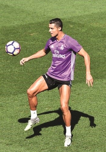 برشلونة والريال يبحثان عن «الثالث»