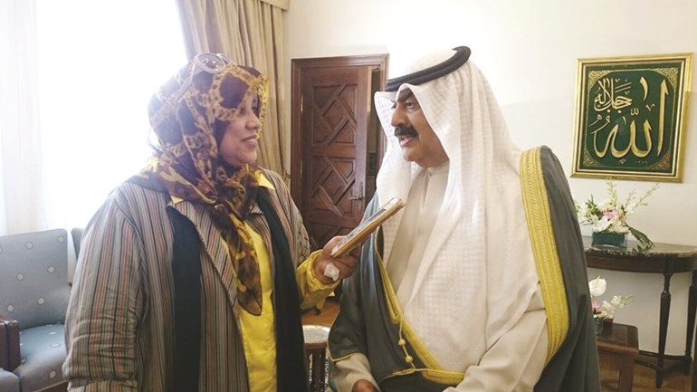 نائب وزير الخارجية خالد الجارالله متحدثا الى الزميلة هناء السيد	 ناصر عبدالسيد ﻿