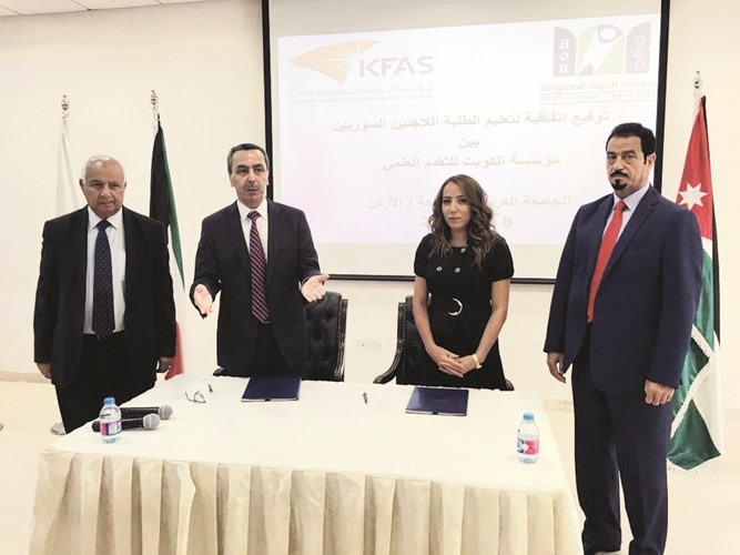  ابتسام الحداد ودمحمد ابو قديس ودحمد الدعيج على هامش توقيع الاتفاقية﻿