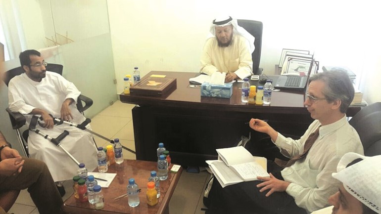 ديوسف الصقر ومايكل زبرلك خلال اللقاء﻿