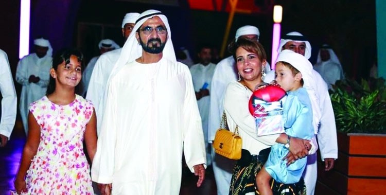 شاهد.. محمد بن راشد مع ابنه "زايد" وابنته "الجليلة" في اكبر وجهة ترفيهية مغطاة بالعالم 