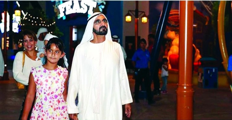 شاهد.. محمد بن راشد مع ابنه "زايد" وابنته "الجليلة" في اكبر وجهة ترفيهية مغطاة بالعالم 