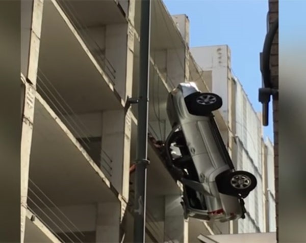 بالفيديو والصور.. سلك واحد ينقذ سائق سيارة انقلبت وهوت من الطابق التاسع