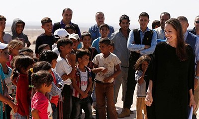 بالفيديو والصور.. انجلينا جولي تزور لاجئين سوريين في الأردن