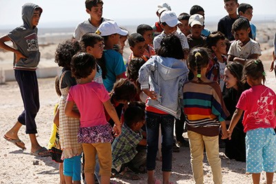 بالفيديو والصور.. انجلينا جولي تزور لاجئين سوريين في الأردن