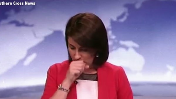 بالفيديو.. الإنفلونزا تضع المذيعة في موقف محرج