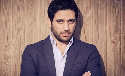 شاهد.. العجوز التي فاجأت حسن الرداد بعد عرض فيلمه الأخير