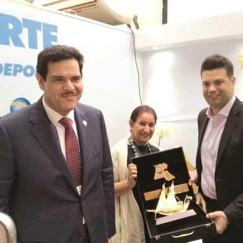الشيخ سلمان الحمود يسلم هدية تذكارية لوزير الرياضة البرازيلي بحضور الشيخة شيخة العبد الله 