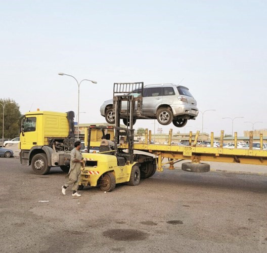 رفع احدى السيارات﻿