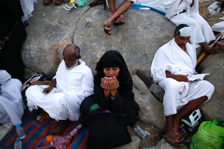 مليونا حاج أدوا ركن الحج الأعظم وباتوا بمزدلفة وتهيأوا لرمي جمرة العقبة الكبرى