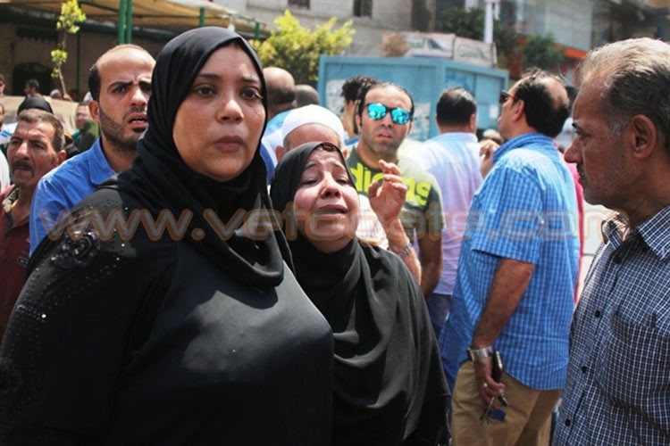 بالفيديو.. صراخ سيدات أسرة المطرب المصري في جنازة أبنائهم الذين قضوا بحادث مروري