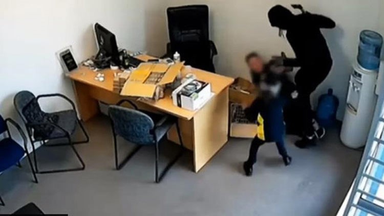 بالفيديو.. طفلة تدافع عن والدها بعد اقتحام لصوص لمتجرهم
