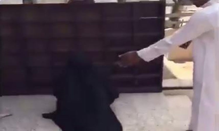 بالفيديو.. لحظة كشف متسول يرتدي عباءة نسائية أمام مسجد 