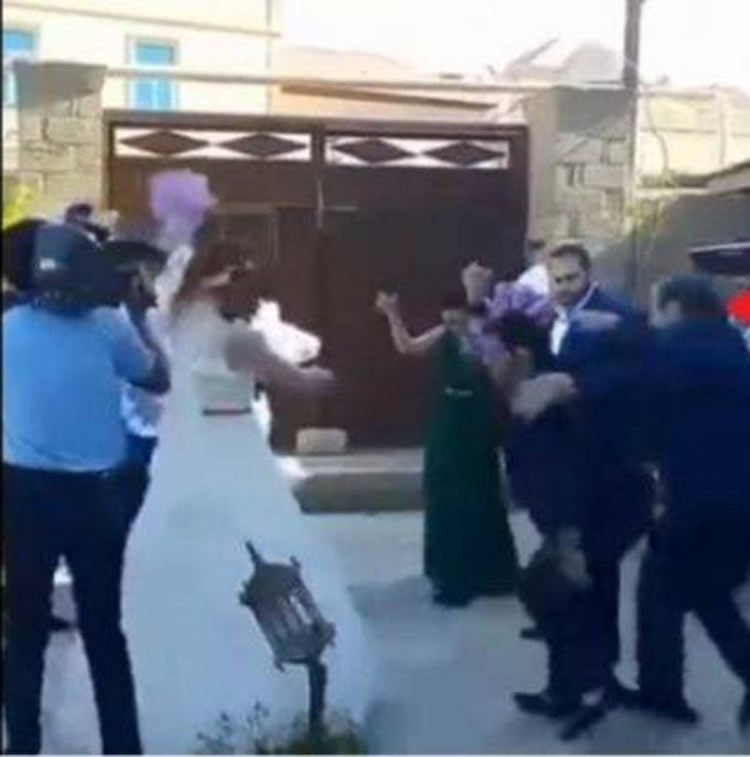 بالفيديو: عريس يصب غضبه على عروسه بعد رقصها امام الرجال بطريقة غريبة