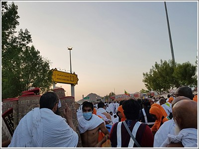 بالفيديو والصور.. حجاج بيت الله الحرام خلال النفير من صعيد عرفات