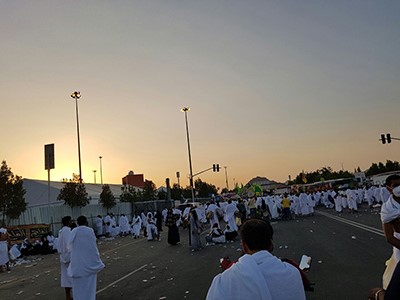 بالفيديو والصور.. حجاج بيت الله الحرام خلال النفير من صعيد عرفات