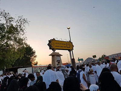 بالفيديو والصور.. حجاج بيت الله الحرام خلال النفير من صعيد عرفات
