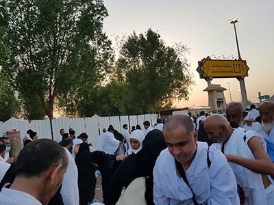 بالفيديو والصور.. حجاج بيت الله الحرام خلال النفير من صعيد عرفات