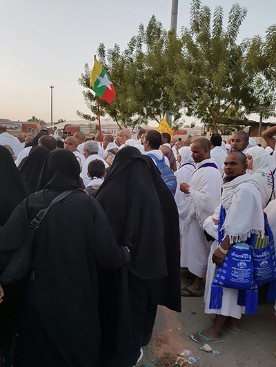 بالفيديو والصور.. حجاج بيت الله الحرام خلال النفير من صعيد عرفات