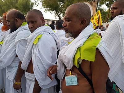 بالفيديو والصور.. حجاج بيت الله الحرام خلال النفير من صعيد عرفات